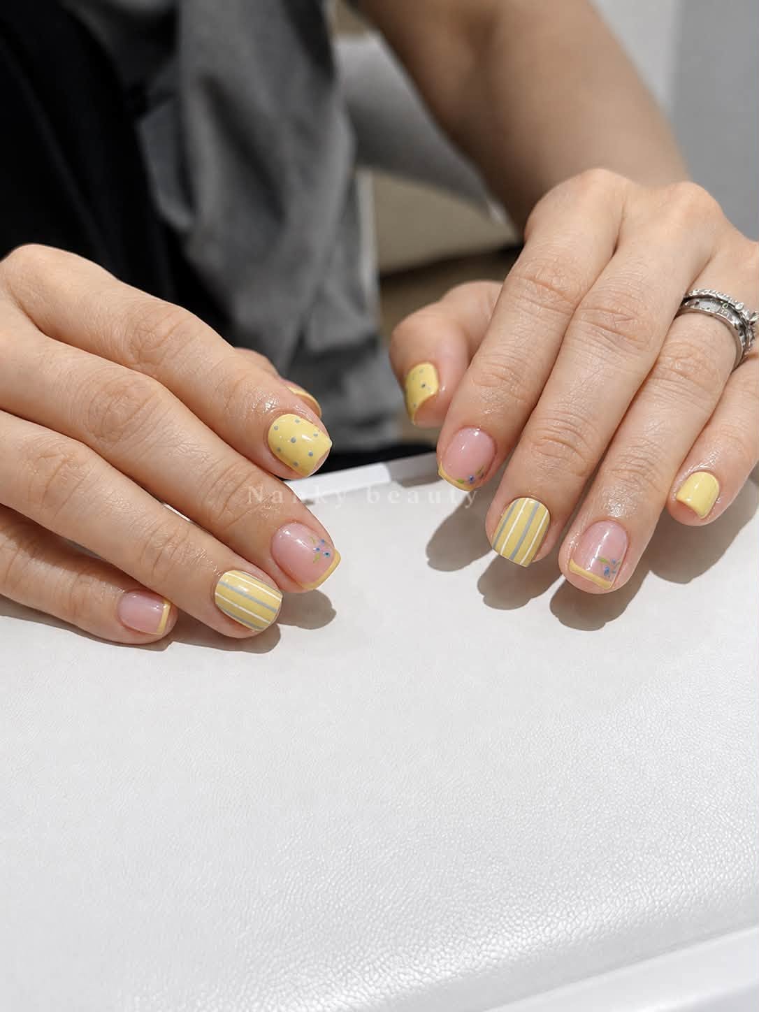 Nail vàng pastel